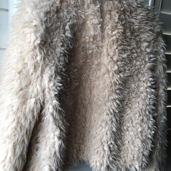 Subtle peach/pink fuzzy jacket - Picture 4 of 5